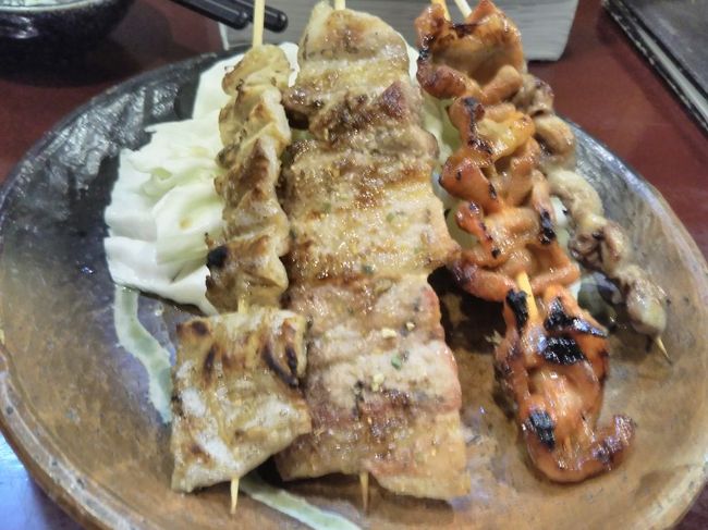 付け合わせのキャベツとともにいただきます。