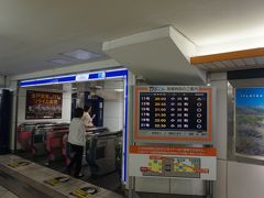 　指定券をスマホに携え、やって来ました東武池袋駅。改札口の前には、ＴＪライナーの残席が表示され、快適通勤へ誘惑します。