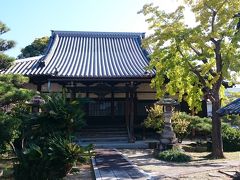 外堀緑地に位置する常念寺。外堀緑地自体は明治維新以後に外堀が埋められ緑地になったわけだが、この常念寺が作られたのは18世紀ごろだといわれている。その後大和郡山城城主からの庇護を受けたり、家老職菩提樹として役割を果たす。