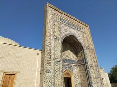 ハズラティ・ビルズ・モスクから「シャーヒ・ズィンダ廟群」へやって来ました。入口になっている、「ダルヴォザハナ」。星形のモザイク模様があしらって有ります。