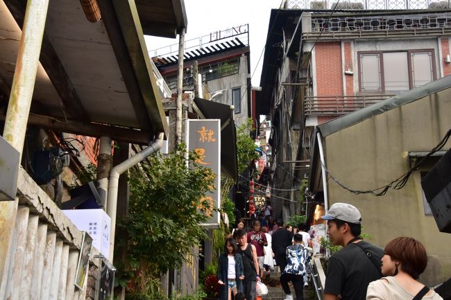 あまりにも人が多過ぎて列車に乗る気になれず、十分からタクシーで九份へ<br /><br />1人250台湾ドル、乗り合いタクシーなのでひとり旅でも利用価値ありやなぁ<br /><br />予想通りここも激混み！！