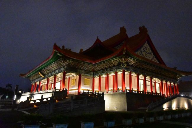 正直、もうくたくたやったけど、息子夫婦が中正紀念堂の夜景が見たいと言うのでタクシーできた<br /><br />それにしても台湾のタクシーは安い！3～4人なら電車よりタクシーがおすすめやなぁ