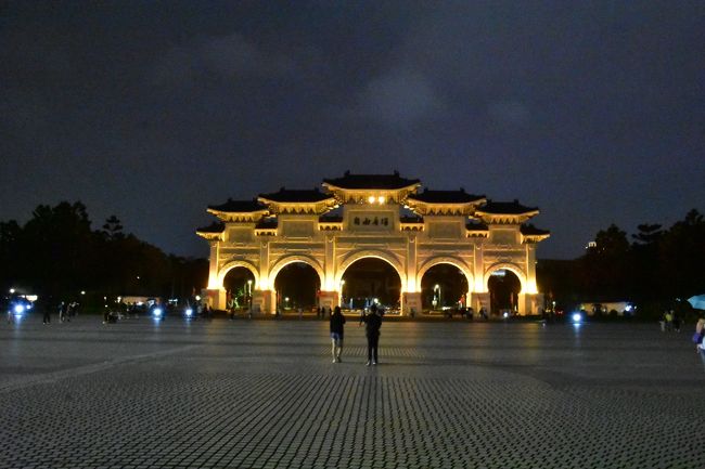 自由広場の、、門なんかな？<br /><br />ただ、でかい！！広い！！