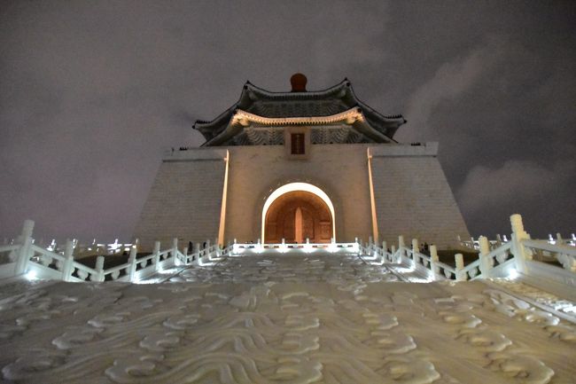 こっちはなんて言うのか知らんけど、この奥に蒋介石の像があるらしい<br /><br />こういう建造物や遺跡なんかの歴史や背景をほとんど調べてないから毎回質の低いレポートになる<br /><br />まぁいつものことやけど<br /><br />こっちもでかい