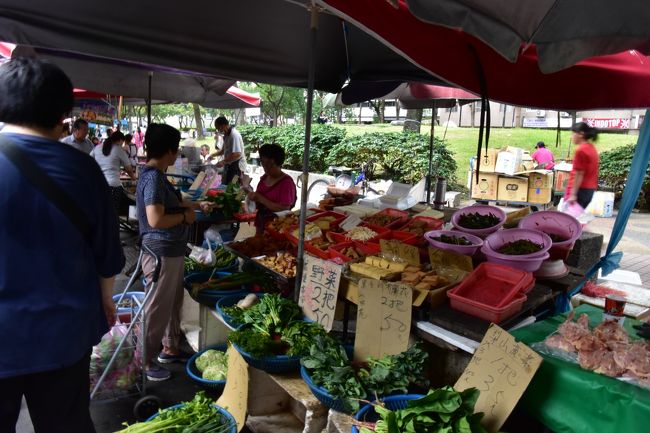 肉やら鷄やら野菜やら<br /><br />食べるところとかは無さそう<br /><br />たぶん観光客向けじゃなくて、ほんとに地元の人向けの市場なんやろなぁ