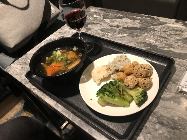 息子夫婦の方が1時間ぐらい早い便なので見送ってラウンジで晩はご飯<br /><br />今回の旅も疲れたけど楽しかった！！<br /><br />たまにはひとり旅じゃなくグループ旅行も良いなぁ<br /><br />おしまい