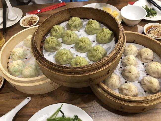 というわけでまた電車に乗って別の店に行くことにした<br /><br />もうお昼前やったので先に昼ご飯にした<br /><br />京鼎楼、ここも旅猿のロケで来た店<br /><br />なんでも、台北在住日本人の間では一番美味しいと言われてるらしい<br /><br />普通の小籠包、蟹味噌小籠包、烏龍茶小籠包<br /><br />全部美味しい！！