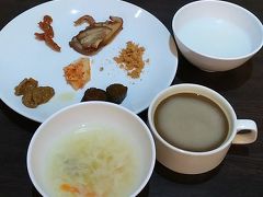まずはホテルの朝食を味見。
お粥に台湾らしい付け合わせ。
スープとコーヒー。
取ってないけど、食パンとかあった気がします。
