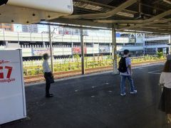 平塚駅に到着。平塚では5両増結をするので、待避線に停車し、少々停車。

平塚あたりでグリーン車も通路側まで埋まって来て、後何駅かで満席になりそうな勢いに。