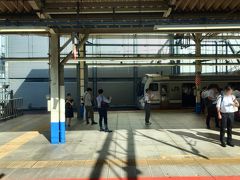 横浜駅到着。横浜で、グリーン車も多少の乗客の入れ替えがあったものの、満席状態は変わらず。

反対側の横須賀線ホームを見てみると、空いているなぁと思いましたが、そこはホームの端...

もう少しホームの中央側はいつもの通勤ラッシュの混雑でした(汗)