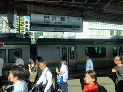 戸塚駅に到着。向かい側には湘南新宿ラインの列車が到着しました。

都心に近づき、戸塚あたりに来ると、もう普通車も満杯のようで、いかにも通勤ラッシュの様相に。

向かいの湘南新宿ラインの方が少し空いているかなぁという程度。

東海道線は、都心に通勤する方の大動脈となっているのがよくわかります。