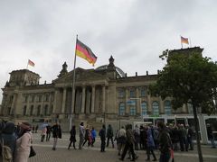 ドイツ連邦議会議事堂　ドイツ統一記念日前でしたが人がいっぱい！移動遊園地も来ていました。