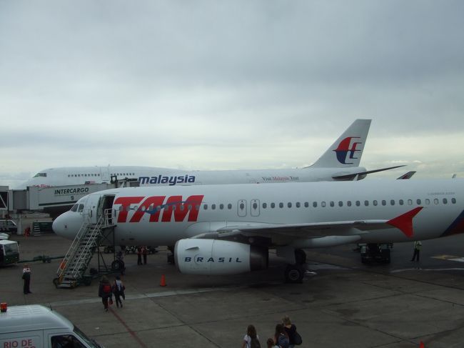 TAMの後ろにマレーシア航空機が見えます。こんなところまで飛んでいたんですね<br />。