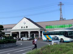 　今回はJR松山駅からスタートです。松山駅といえば、切符売り場近くの「バリィーさん」か、構内の「アンパンマン」が思い浮かびます。
　それはともかくも、松山駅の観光案内所で電車の１日乗車券を購入して出発です。しかし、いつも思うのですが、１日乗車券で元を取るのは大変で、たいていは元は取れずに終わってしまいます。購入理由は、毎回小銭を準備するのが面倒だから、という単純な理由で買っている気がしないでもないです。市内電車1dayチケット700円を買いましたが、当然のごとく、今回も元は取れませんでした（涙）。

