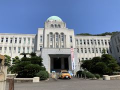 二の丸庭園から歩いて、大街道駅へ行く途中に、愛媛県庁前を通過します。愛媛県庁のこの建物はなんか歴史を感じるのですが、建物の前に止まっている自動車が気になってしまいました。