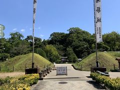 次は道後温泉へと向かうのですが、その前に湯築城跡を訪れます。湯築城は、中世の伊予国の守護であった河野氏が南北朝時代から戦国時代まで約250年間にわたって居城としていたところです。