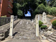 　この石段を上がるのですね。行きましょう。湯神社は道後温泉の守り神として、神様を祀っている所だそうです。