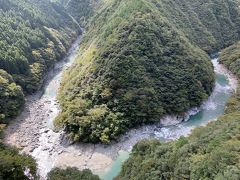 　途中、「ひの字渓谷」というところに来ました。真ん中の山が硬いのか、川が蛇行して、ひらがなの「ひ」の字のように流れていることから、その名がつきました。祖谷渓というと大体ここから中継するらしいほど、有名な場所みたいです。