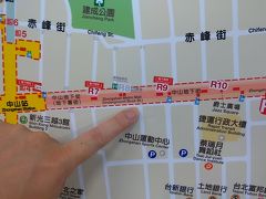 地下街を通って、中山駅を目指します。
途中で寄りたいところがあるので、出口を指差し確認。
