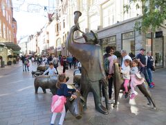 旧市街の入口にあるブタ飼いの銅像

たくさんの子供が銅像に乗って遊んでました

