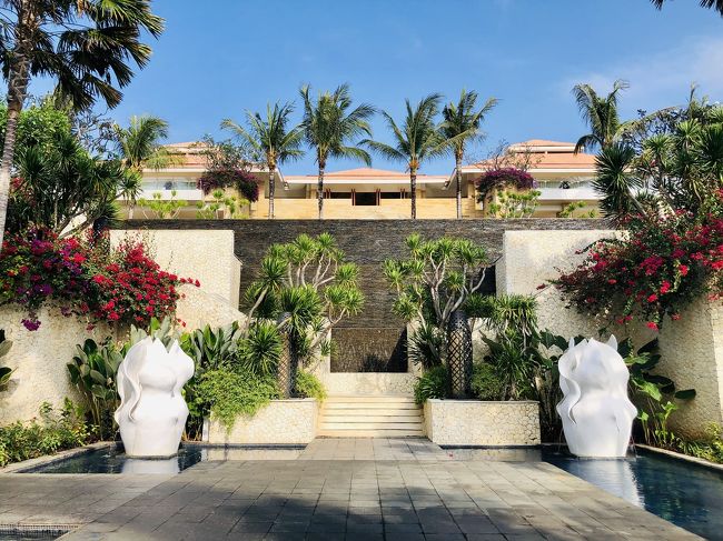 カートを呼べば部屋まで迎えにきてくれますが気分も良いので歩いてフロント棟へ。(チェックイン手続きしたところ)<br />上にはプールがあります。