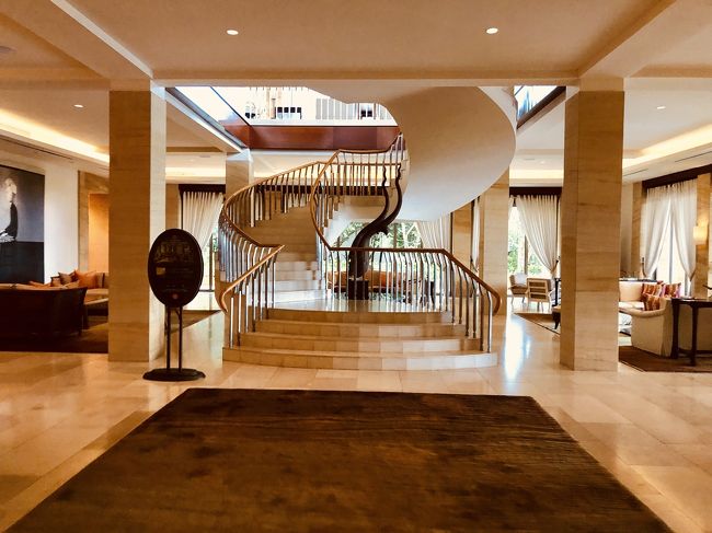 ムリアは<br />『ムリア リゾート』‥1番リーズナブル<br />『ザ・ムリア』‥全室スイートタイプ<br />『ムリア ヴィラス』‥プール付きヴィラタイプ<br />と異なるコンセプトの3つのホテルが一体となっていて、東京ドーム6個半分の敷地面積を誇る巨大リゾートホテルです。リゾート内はカートで行き来できます(^_^)