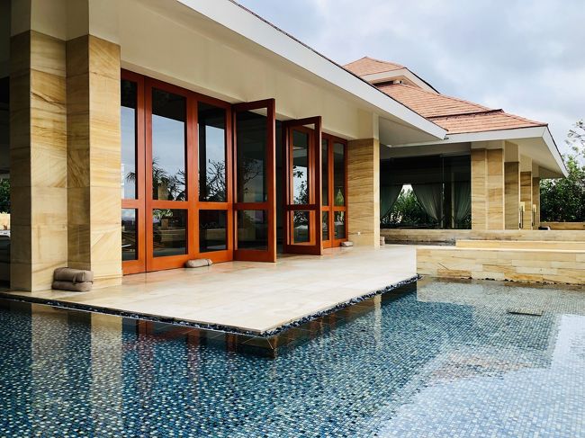 フロント・ロビーの外観<br />ここからの景色は良く各ヴィラの屋根と奥に海が見えます(^^)チェックイン手続きをしバギーに乗ってお部屋に行きます。<br />(日本人のスタッフの方がいました！)