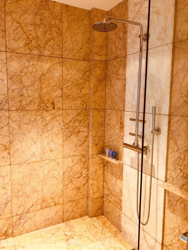 中のシャワールーム<br />ここも広い！排水も全く問題なし。<br />反対側は窓になっていて先程のシャワーがみえます。昼間は日が差し込みとても明るい(^^)