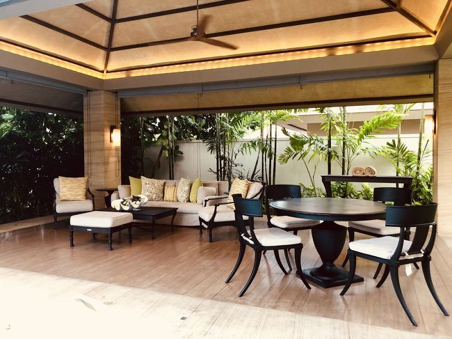 ソファとダイニングテーブルが置かれています。<br />ここでルームサービスや朝食を摂る事もできます(^^)