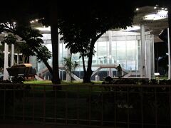 夜間のグランマ号＠革命博物館。
衛兵さんが警備は24時間体制なのかね。
お疲れ様です。
明日はとうとうキューバともお別れだ。