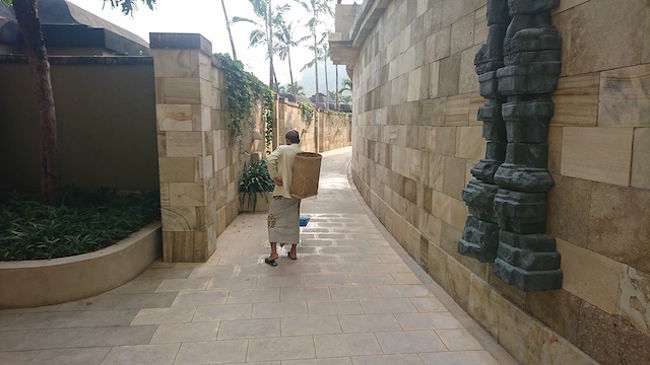 滞在した時は雨季に入りそうな（雨は降りませんでした）時期で<br />時折強めの風が吹いて...彼はを掃除するスタッフも大変そうでしたが<br />アマンの風景の一つであるスタッフたちの清掃動作は絵になりますね