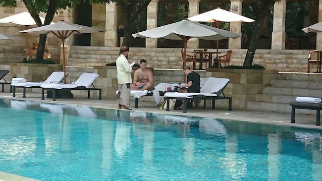 アマンではスタッフのサービスする姿が一つの絵になります<br /><br />彼はオープン以来20数年ここで働いてるそうです<br /><br />とっても品格がありそれでいて愛想がいいです<br /><br />アマンらしいアマンのスタッフでしたね