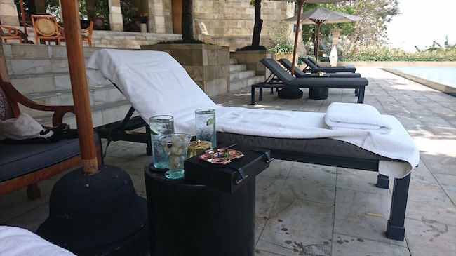 他のアマンでもそうですが<br />アマンではすぐにタオルをセットされ<br />ライム入りの水がセッティングされますよね<br /><br />この日は部屋に置かれたフルーツと絵の具セットを持参