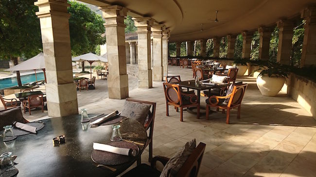 こちらはプールサイドにあるレストランです<br /><br />プールを眺めながらのお茶に最適でしたよ