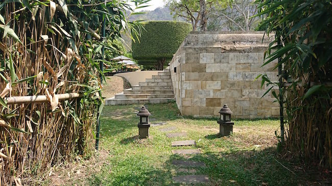 プールの先に階段があります<br />畑の脇に道があります