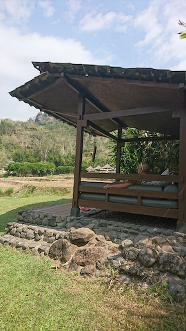 その先にひっそりとガゼボがありました<br /><br />穴場でしょうね^^<br /><br />ここ....景色がいいです～～<br />昼寝にぴったり^^