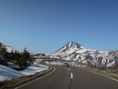 まだらに雪が残る羅臼岳を眺めながら気持ち良いドライブ