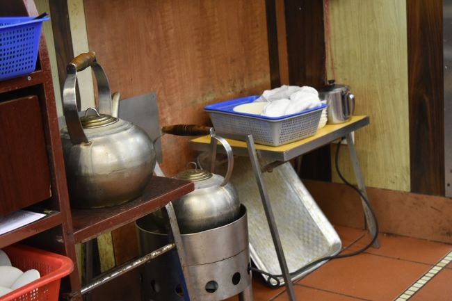 お爺さんが「ああやってお湯を沸かしてるんだよ」と写真を撮るように促すので。