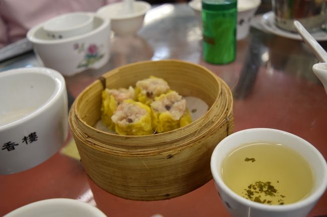 もちろん相席です。<br /><br />テーブル担当のスタッフのおじさんが、私が食器を洗っていたら嬉しそうにグッっと(^^)<br />ワゴンのおばちゃんが日本人と見るや否や直ぐにこれを勧めてきました。<br />