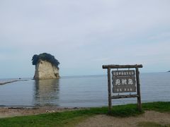 1時間以上バスに揺られて、いつしか能登半島の反対側の海沿いまで・・・
次の目的地はここ。
見附島。