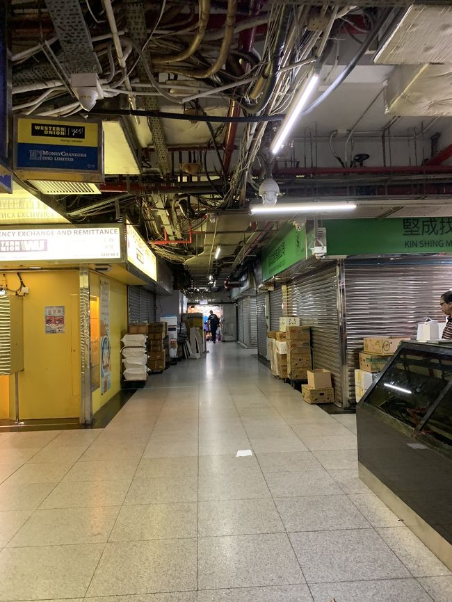 両替後はチョンキンマンションの中を散策…。<br />朝早いからガランとしてました。