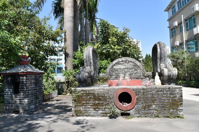 『社壇』<br />上璋圍に入る直前にあって村や家を守るとされているそうです。<br />社殿はシンプルなレンガ造りで神の存在を示す石が積まれているそうです。<br /><br />この社壇が分からずウロウロして近くにいた女性に聞くとその方もわからないと…。<br />やっと見つけました。