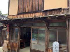 　街歩きをしていると、理容遺産の床屋「理容館アラタ」なるものを発見しました。