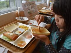 翌朝は道の駅「おだいとう」のジャンボホタテバーガー。

ホタテバーガーも場所によって味がちがうようで、ここのは自分で作って食べられるタイプ。牛乳もおいしかったし、北海道はおいしい。

うちのグルメコーディネーターは本当に優秀です。
テント設営から運転までさせて本当に申し訳ない。