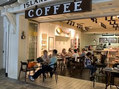 「ちょっとお茶でも飲もうよ～」と私。
マカイマーケットフードコートに行ってみる。
すごい人、すごい熱気。
フードコートはやめてアイランドビンテージコーヒーに行くことに。
近くにあった案内所の人にどこにあるのか場所を聞きに行った。
私「フードコートがすごく混んでて～」
案内所の人「台風19号の影響で、飛行機が飛ばなくて日本に帰れない人がたくさんいるみたいですよ」
なるほど。日本を出るとき、台風が日本に向かってきていた。
私も家の周りの物を片付けて出国したっけ。