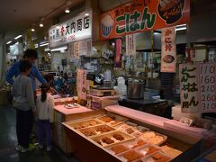 翌朝は釧路和商市場で勝手丼です。

何が勝手なのか意味が分からなかったのだけど、好きな刺身を選んで好き勝手に乗せられるから勝手丼というらしい。