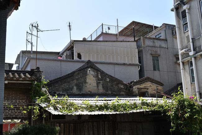 隣には古いお家。<br />好きだな～、歴史あって。