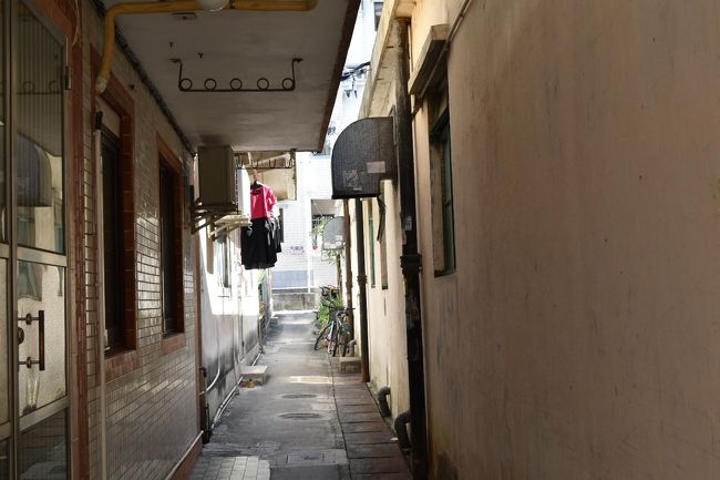 人のお家の前を通って洗濯物の下を通って…