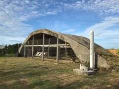 横に義烈空挺隊玉砕の地碑があります。

【ご参考】
1943(昭和18)年、旧日本軍によって沖縄北飛行場建設が計画・実施された。その翌年、軍用機を攻撃から保護する施設として建設されたのが掩体壕である。
証言によると、ドラム缶を積み上げ、その上に土を盛って叩き固め、半円状の原型を造り、セメント袋をかぶせてコンクリートを流し込み、十分に乾燥したところで中のドラム缶や土を取り出すという方法で造られたと言われている。
飛行場跡一帯には、1978(昭和53)年頃まで7基の掩体壕が残っていたが、現在はこの1基のみとなっている。
掩体壕は、この地が旧日本軍の飛行場であったという史実と、沖縄戦を伝える生き証人として、2009(平成21)年1月22日に村指定史跡(沖縄戦に関する史跡)に指定された。