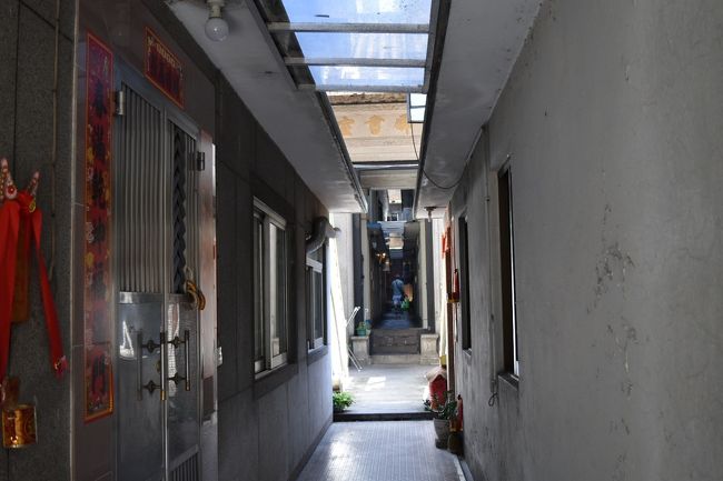 案内のとおりに…迷ってます。